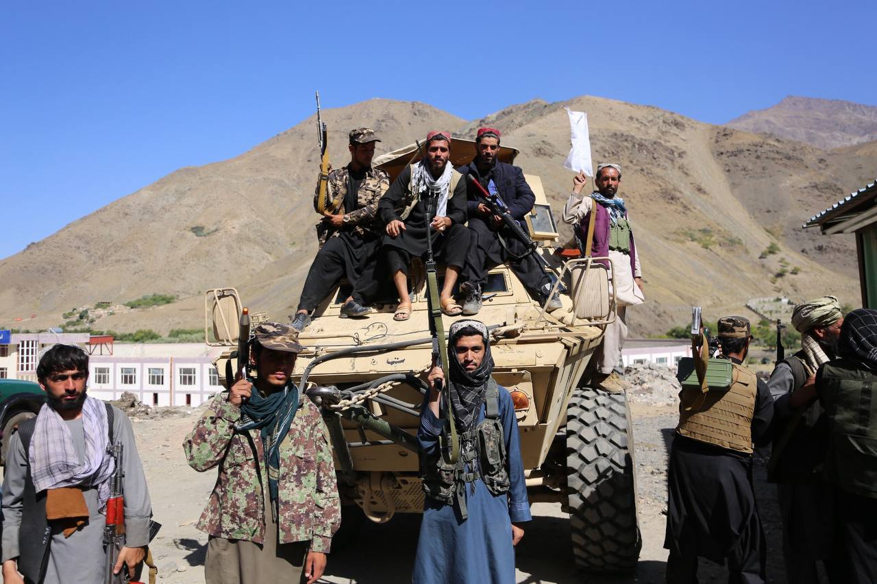 当地时间2021年9月6日，阿富汗潘杰希尔，塔利班成员占领潘杰希尔谷地后开始巡逻。 人民视觉 图