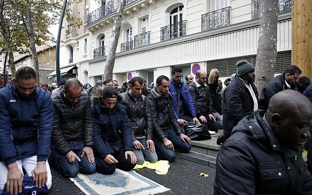 巴黎郊区的穆斯林祷告