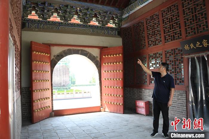 9月9日,比干庙景区负责人介绍山门受损情况。 <a target='_blank' data-cke-saved-href='http://www.chinanews.com/' href='http://www.chinanews.com/'>中新社</a>记者 阚力 摄 点击进入下一页