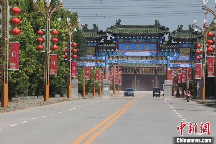 9月9日,三三两两民众前往比干庙。 <a target='_blank' data-cke-saved-href='http://www.chinanews.com/' href='http://www.chinanews.com/'>中新社</a>记者 阚力 摄 点击进入下一页