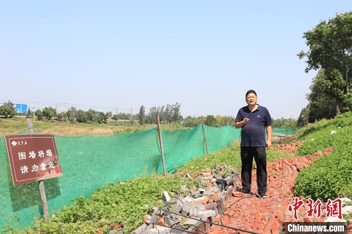 9月9日,比干庙景区负责人介绍围墙受损情况。 <a target='_blank' data-cke-saved-href='http://www.chinanews.com/' href='http://www.chinanews.com/'>中新社</a>记者 阚力 摄 点击进入下一页