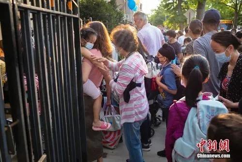 资料图:当地时间9月13日,美国纽约市公立学校开学,皇后区一所公立学校门前学生排队进入学校。<a target='_blank' data-cke-saved-href='http://www.chinanews.com/' href='http://www.chinanews.com/'>中新社</a>记者 廖攀 摄 点击进入下一页