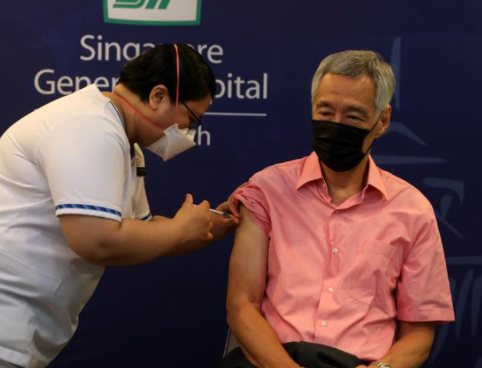 新加坡总理接种第三剂新冠疫苗