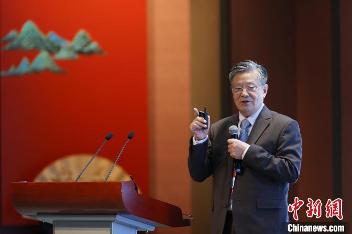 中国工程院院士、国医大师王琦在论坛上作主旨演讲。　盛佳鹏 摄