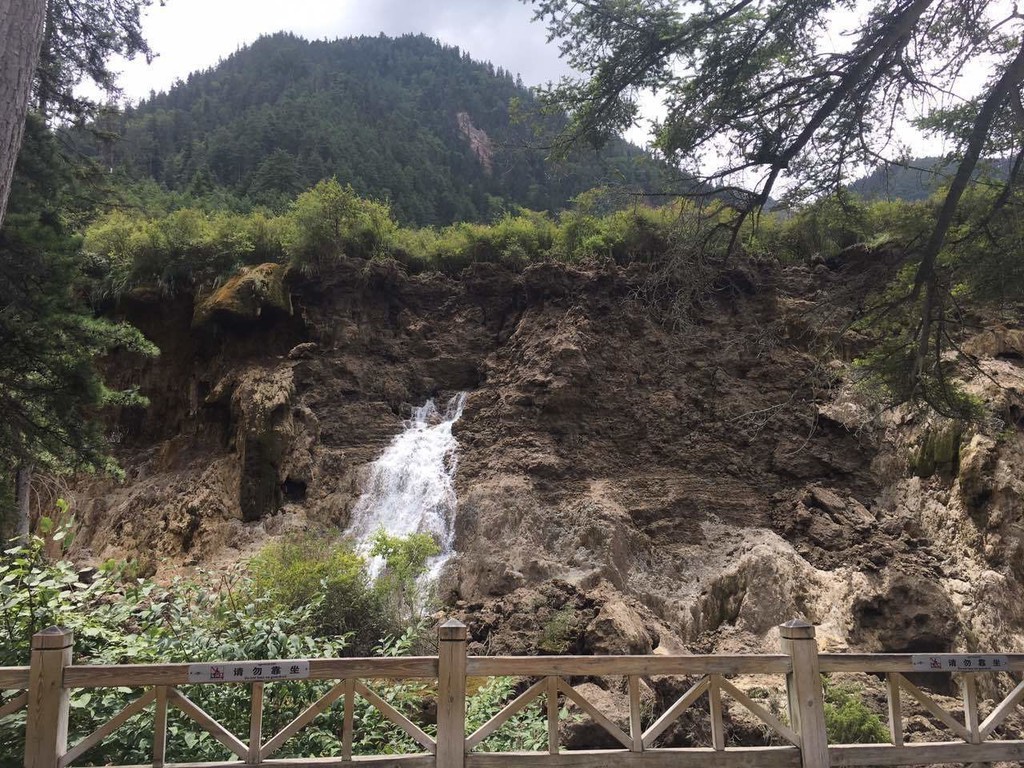 地震后，九寨沟诺日朗瀑布发生垮塌
