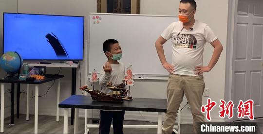 图为华裔青少年在培训课堂上讲述他用乐高积木搭建龙船的故事。(受访者供图)