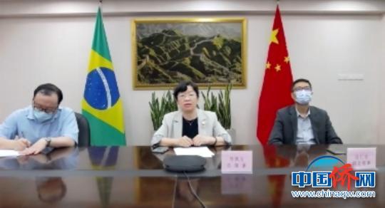 中国侨网图为中国驻圣保罗总领事陈佩洁(中)致辞。 莫成雄 摄