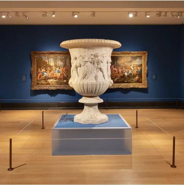 展览现场，巨大的博尔盖塞花瓶和两件普桑的“胜利”，突出其作品考古学的意味。