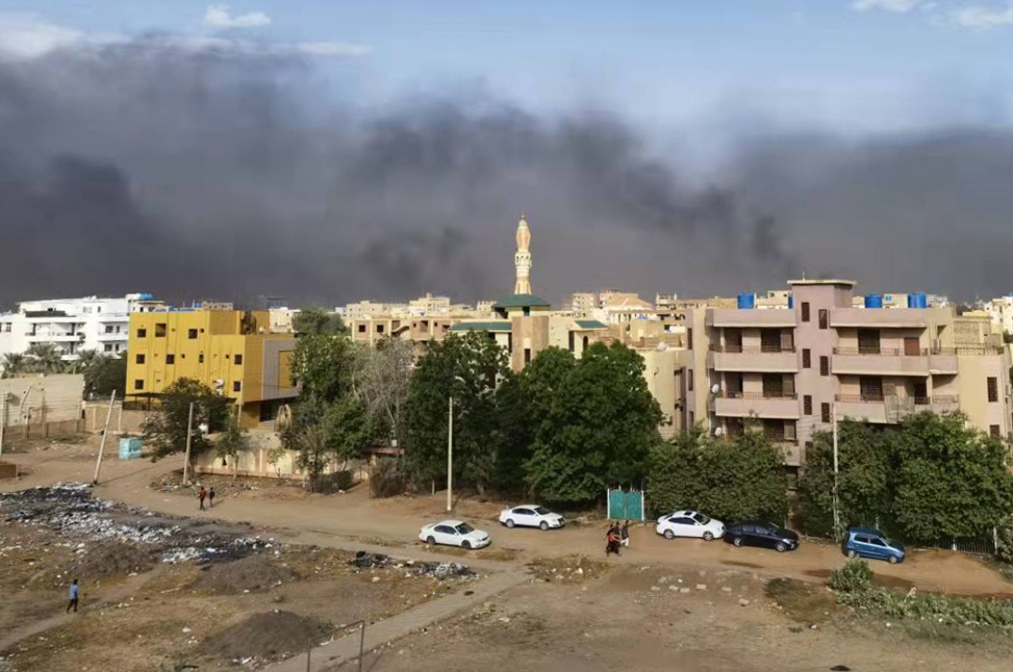 据阿拉伯地区电视台10月25日报道，苏丹过渡政府总理哈姆杜克住宅被一些军方人员包围，另有数名部长被捕。苏丹主权委员会主席宣布实施紧急状态。新华社 图