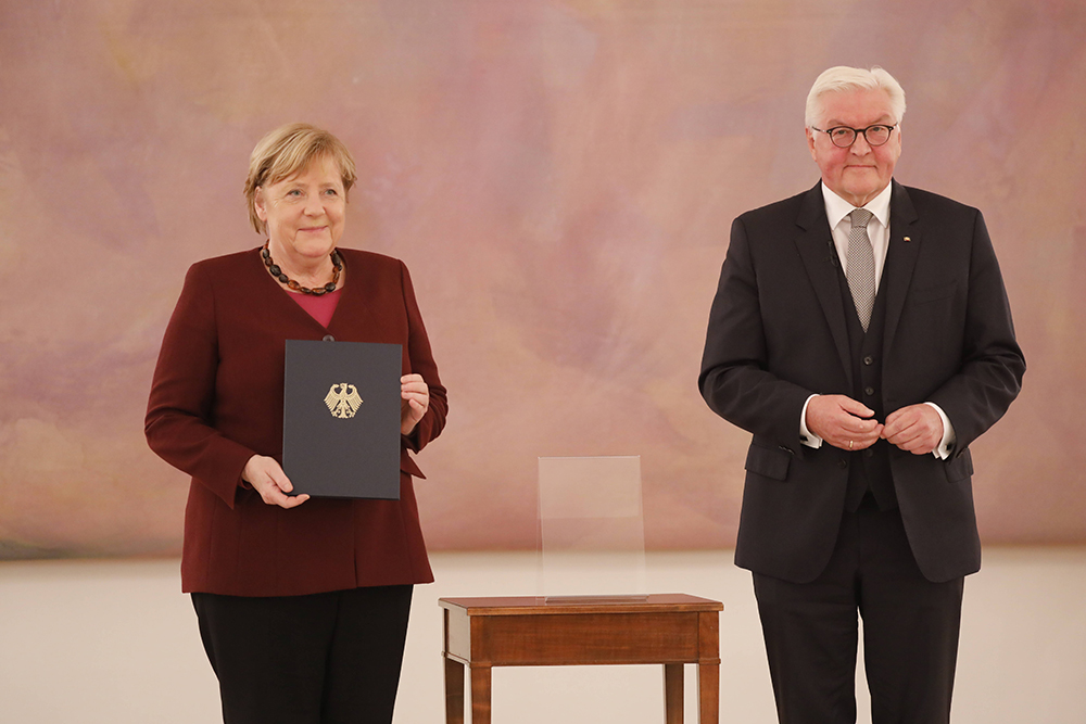 当地时间2021年10月26日，德国柏林，柏林总统贝尔维尤宫举行正式卸任仪式，德国联邦总统施泰因迈尔向德国总理默克尔颁发任期结束通知。 人民视觉 图