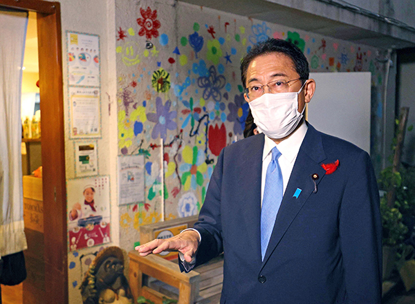 当地时间2021年10月12日，日本首相岸田文雄视察“kodomo shokudo”餐厅，该餐厅为贫困家庭的儿童提供免费或低价的食物。人民视觉  资料图