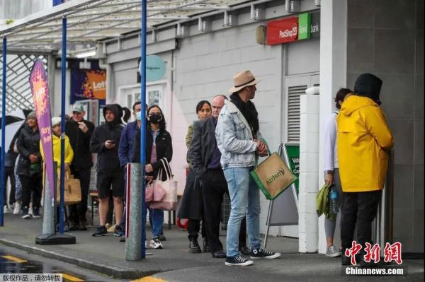 资料图：当地时间8月17日，新西兰奥克兰，民众排队进入超市采购生活用品。
