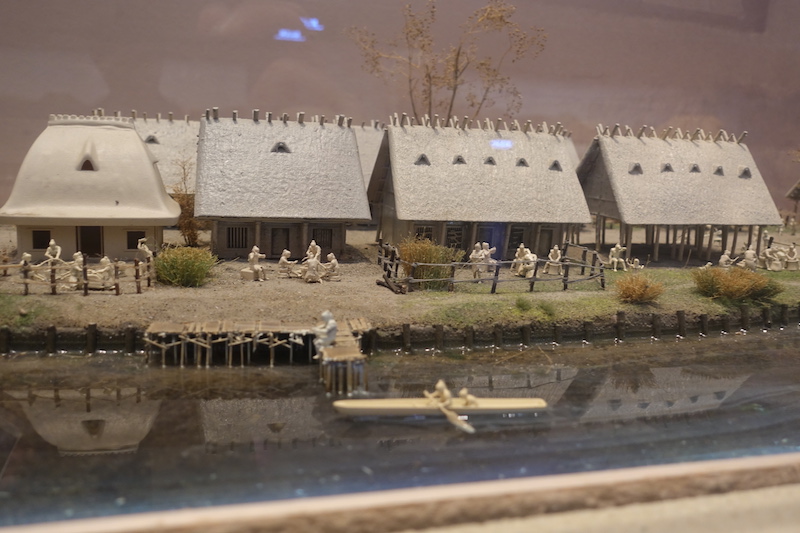 良渚博物院展厅内呈现的良渚先民的住宅