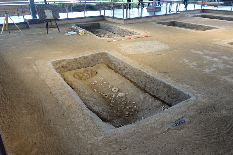 “反山王陵”展示区，以复原坑的形式展现当时的考古状态