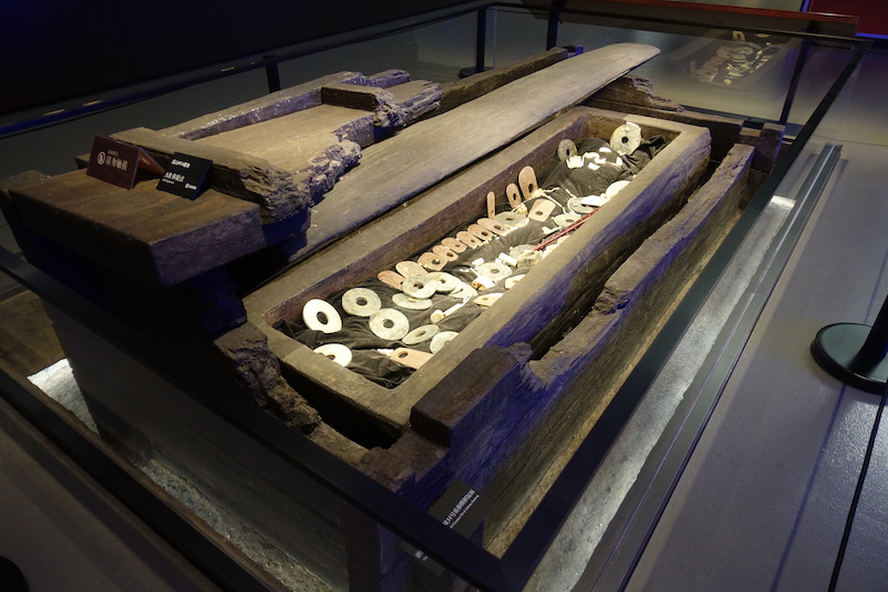 良渚博物院展厅内呈现的复制坑