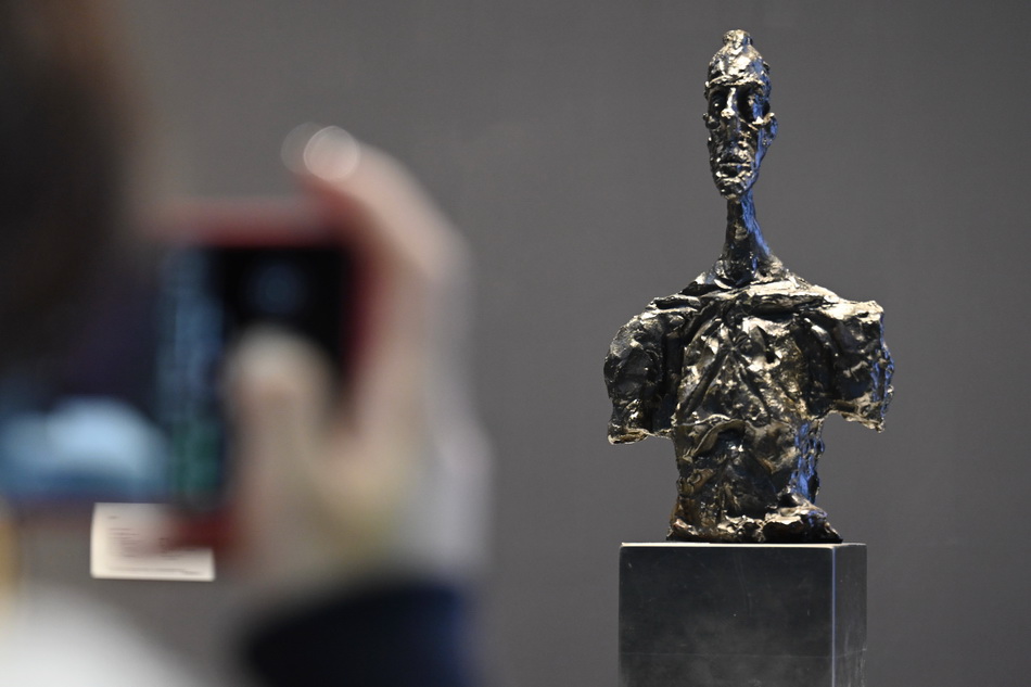 贾科梅蒂的雕塑《戴亚高的半身像》。澎湃新闻记者 朱伟辉 图