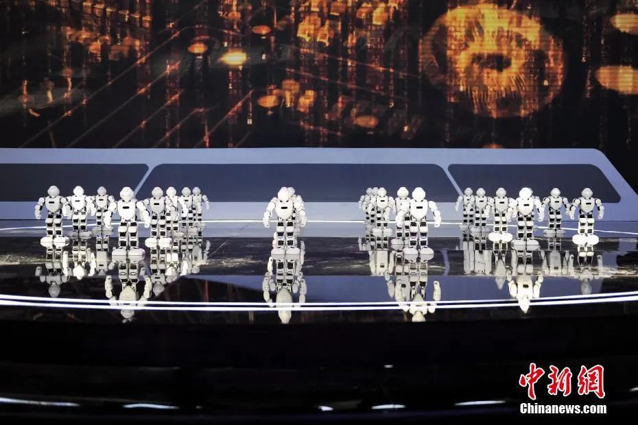 资料图：2020年11月1日，科幻+科技创新主题论坛在北京举行。图为优必选机器人科幻秀。中新社记者 田雨昊 摄