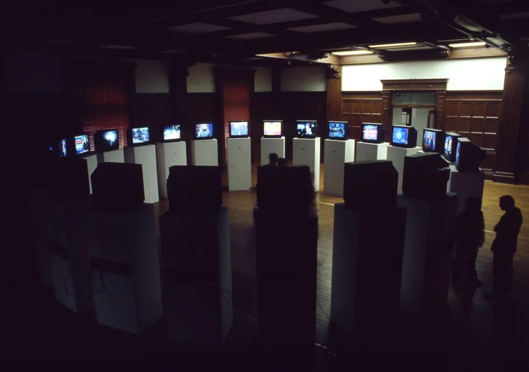 张培力，《同时播出》（2000上双展览现场），2000年，多频录像，时长11分33秒-64分03秒件。艺术家供图。