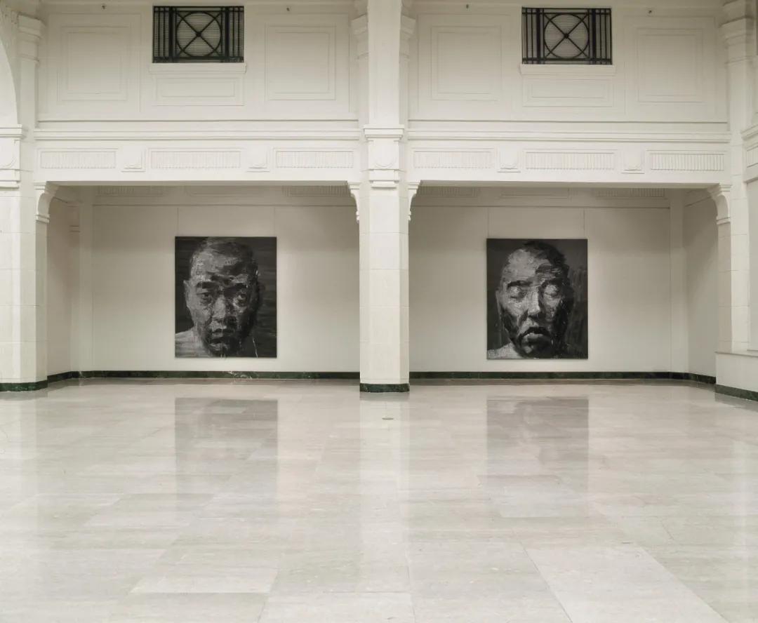 第三届2000年上海双年展严培明油画作品《自画像-3》 （左） 及《自画像-2》（右）现场图照片，12.7 × 8.89 cm。摄影：André Morin，严培明供图。图源：网络