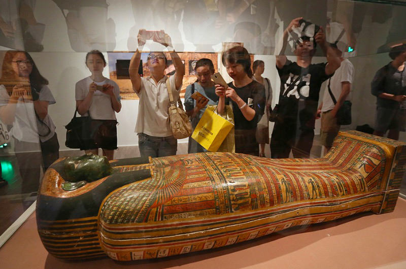 图为来自古埃及的“佘盆梅海特内棺”静静安放在展厅中央，无声诉说着距今2600多年前关于生命的许多秘密。视觉中国 图