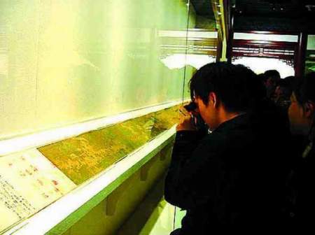 “晋唐宋元书画国宝展”在上海博物馆展出现场，2002年。