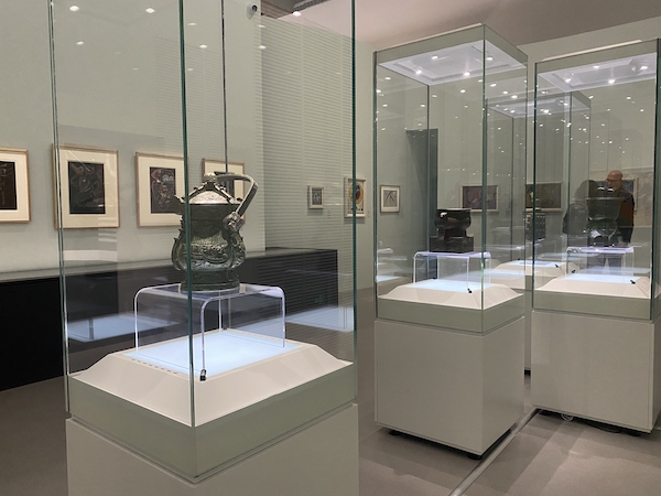 西岸美术馆“抽象艺术先驱——康定斯基”展览，2021年。展览现场，康定斯基作品与青铜器。