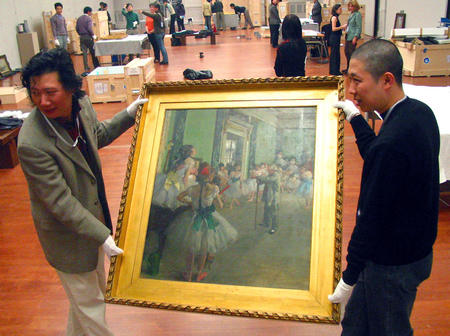 德加《舞蹈课》，布展中，参展2004年“法国印象派绘画珍品展”。图源：新华社