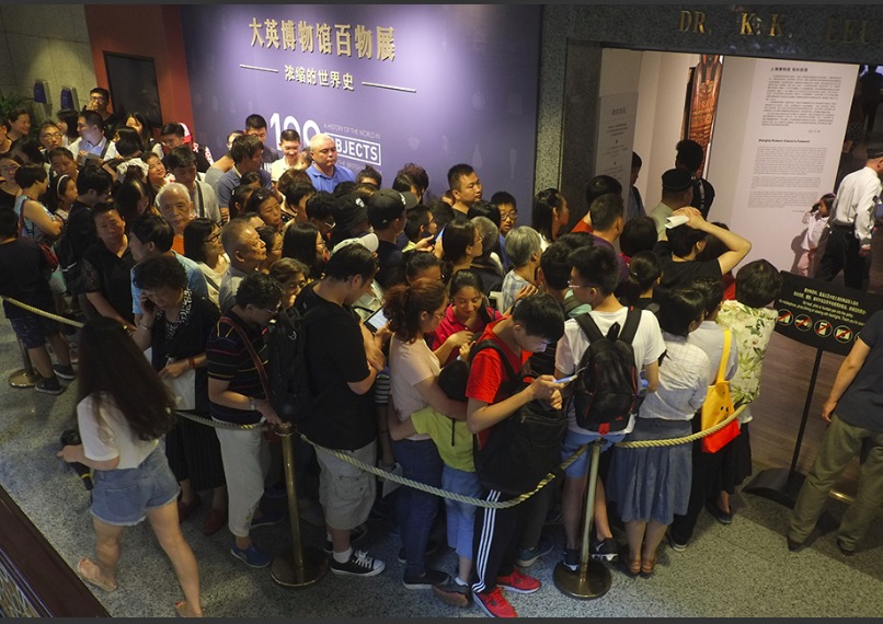 2017年6月29日，上海博物馆，二楼“大英博物馆百物展”展厅前，排队进入尾声的观众继续耐心等待工作人员放行进入展厅。视觉中国 图