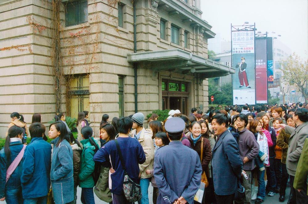 2004年底“法国印象派绘画珍品展”在上海美术馆展出，观众如织。