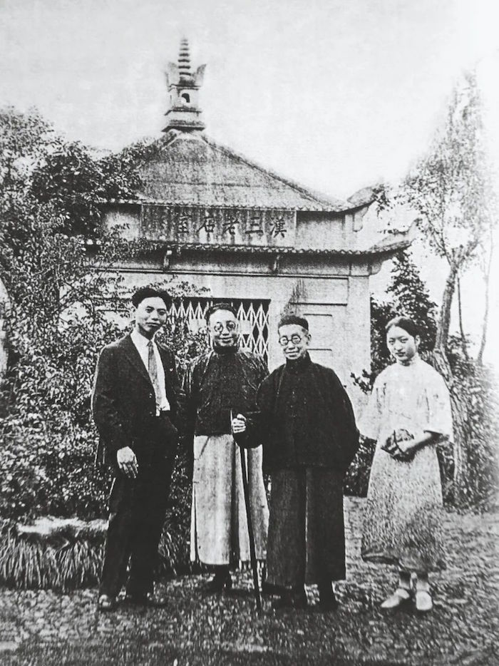 1927年在西泠印社“汉三老石室”前留影，自左至右：钱瘦铁、吴藏龛、吴昌硕、韩秀（钱夫人）