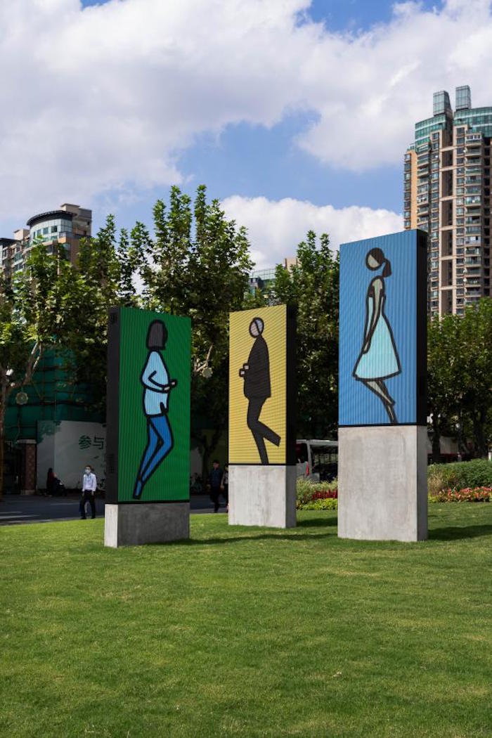 朱利安·奥培，《艾米莉亚1，朱利安，雅思敏》，上海静安国际雕塑展，2020。摄影师：Alessandro Wang