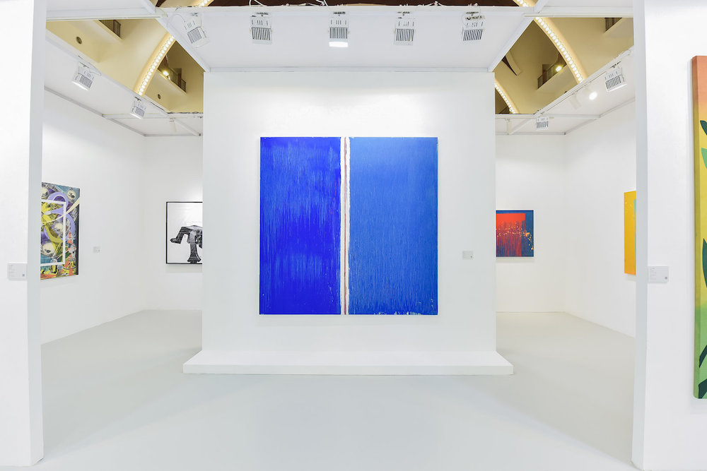 ART021厉蔚阁展位，展出多幅帕特·斯蒂尔的作品。
