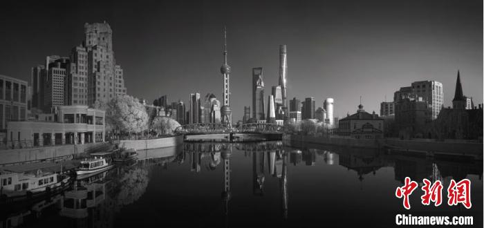 中国红外摄影历史上尺寸最大的图片《百年瞬间》 “风铎悟语——大型当代摄影艺术展”主办方供图