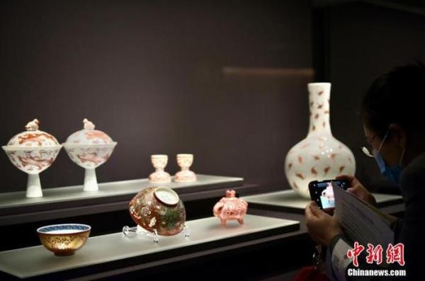 资料图：香港艺术馆举行“物色—馆藏文物的色彩美学”新闻界预展，介绍展览内容和重点展品。