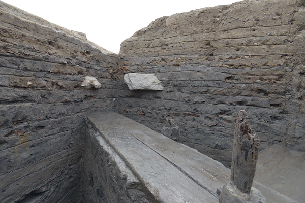 隆平寺塔基塔心室的夯土结构及木梁
