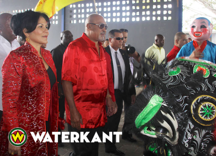 苏里南总统鲍特斯及其夫人庆祝2015年中国春节