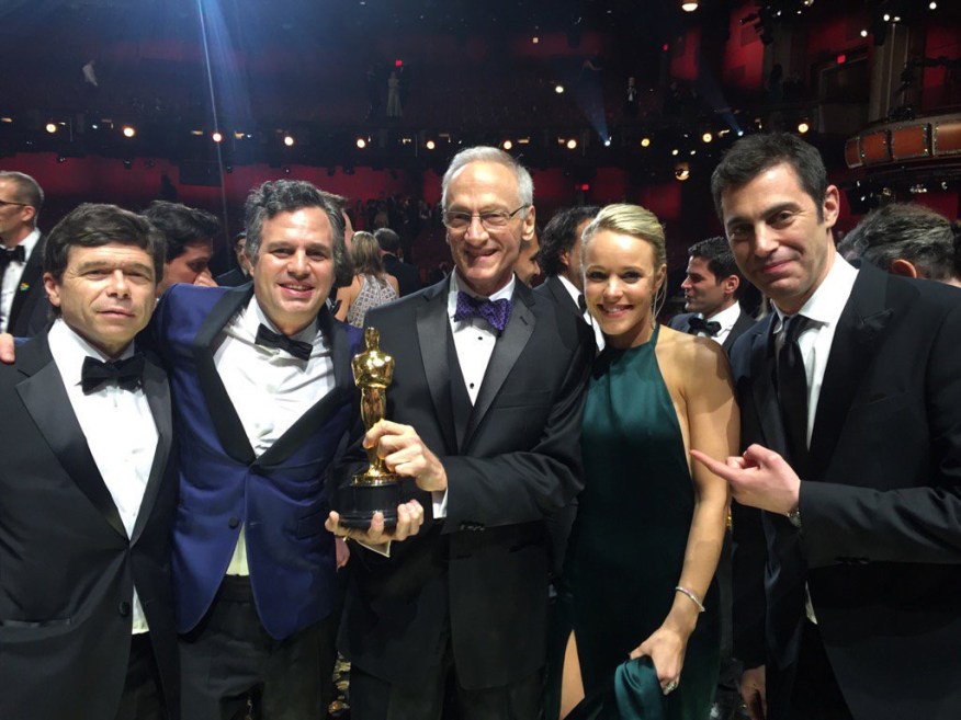菲尔·萨维亚诺（左三）与《聚焦》剧组成员出席奥斯卡颁奖礼
