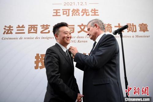 中国侨网法国驻华大使罗梁（右）现场为王可然（左）颁授勋章　王晓溪　摄