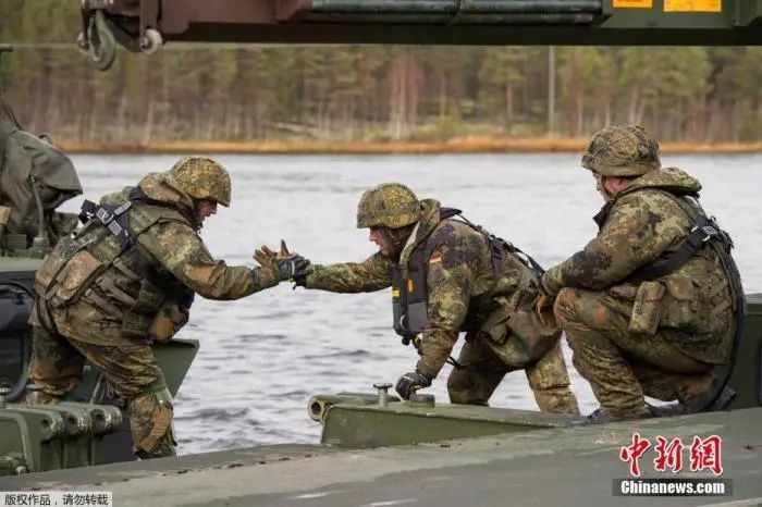 资料图：北约2018年10月25日开始在挪威及其周边地区举行为期两周的“三叉戟接点2018”联合军事演习。这是北约自冷战结束以来规模最大的一次联合军演。