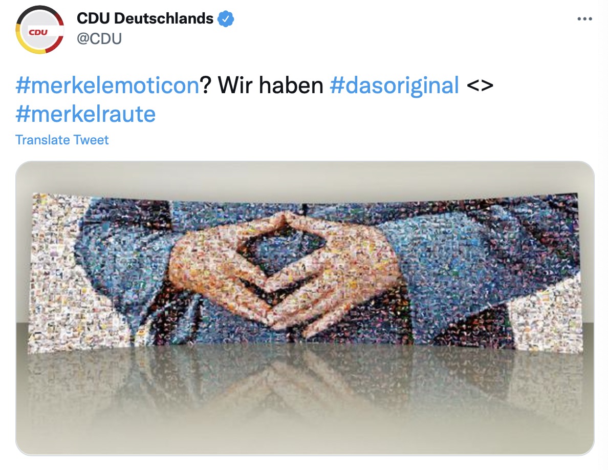 2013年9月2日，CDU在柏林火车总站前一座在建的酒店外墙上设立了一个巨大的广告牌。这幅蒙太奇照片由2150张CDU支持者的照片组成，每位支持者都用手比出一个菱形手势，而远看则是一个巨大的“默克尔菱形”。 CDU还创造了来源于“默克尔菱形”的表情符号“<>”来指代默克尔。
