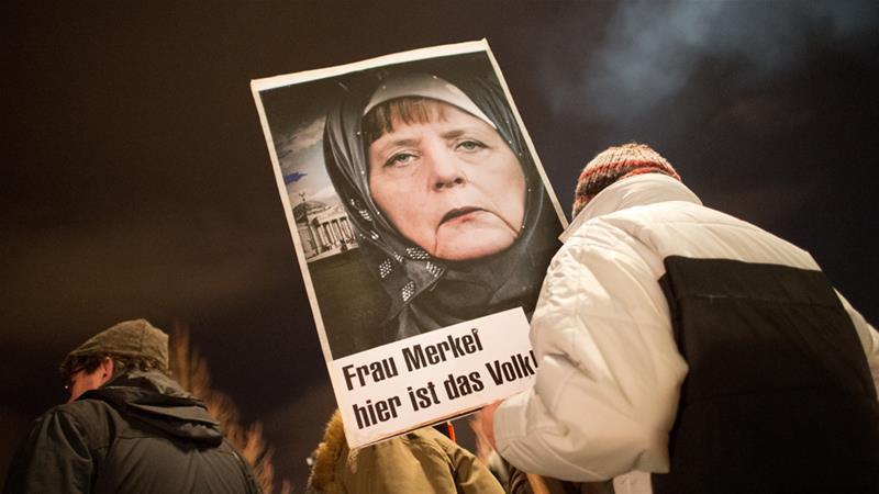 2015年1月，反移民极右翼团体将默克尔的头像加上头巾。牌子上的德文标语意为：默克尔女士，这是人民！