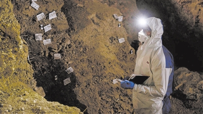一名研究人员记录了墨西哥奇基维特洞穴中沉积物样本的位置。