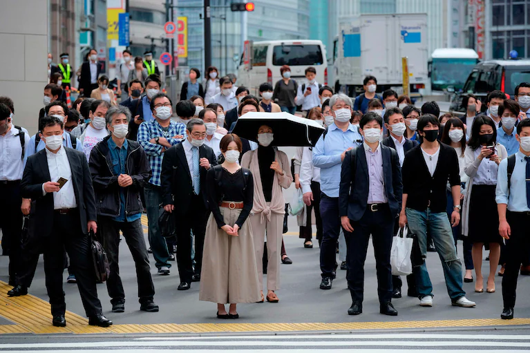 东京，十字路口等待过马路人群。（Kazuhiro Nogi/AFP/Getty Images）