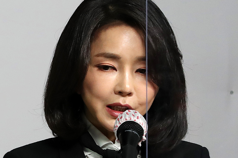当地时间2021年12月26日，韩国首尔，尹锡悦的妻子金建希出席记者会，为自身的争议事件道歉。 澎湃影像 图