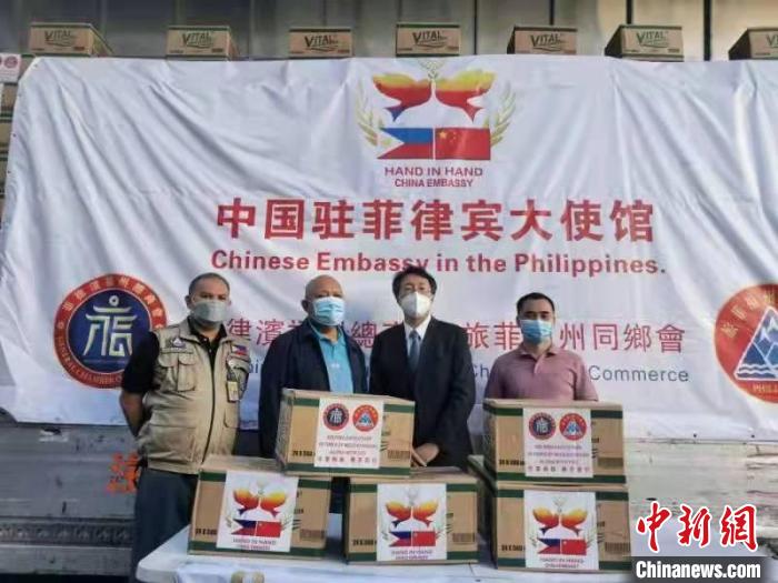 12月29日，中国驻菲大使馆周勇(右二)参赞，向菲民防办公室移交了100多万瓶瓶装水援助灾区。　中国驻菲大使馆供图