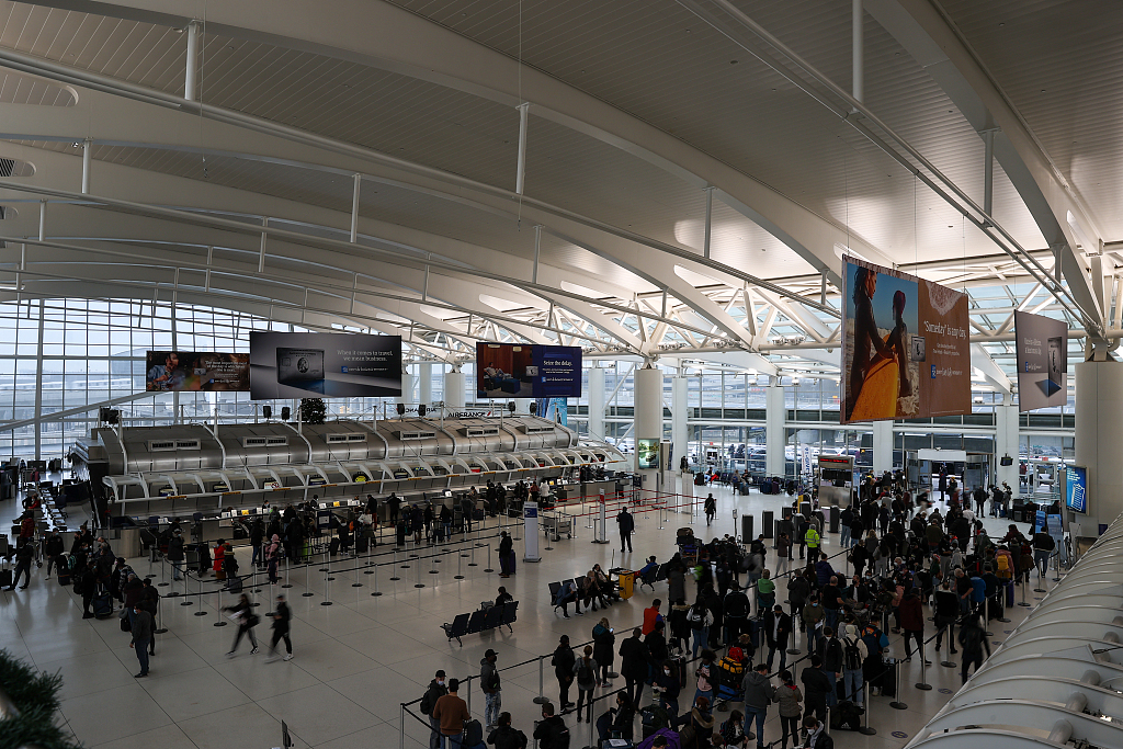 美国大量旅客滞留机场。
