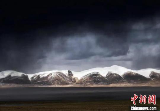 图为冯锐强作品《昆仑山》。　青海省祁连山自然保护协会供图