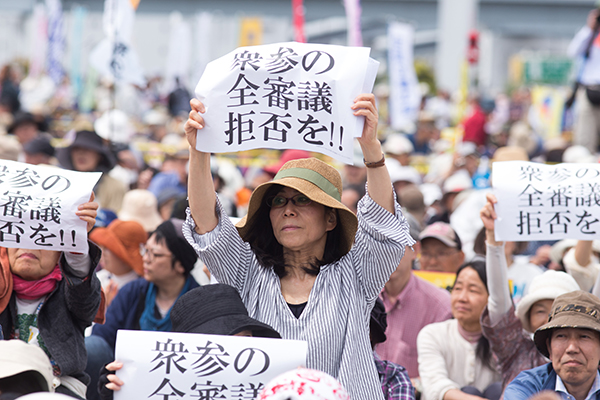 2017年5月3日，日本东京，当地数千民众集会纪念“和平宪法”颁布70周年，抗议安倍政府的修宪企图。人民视觉  资料图