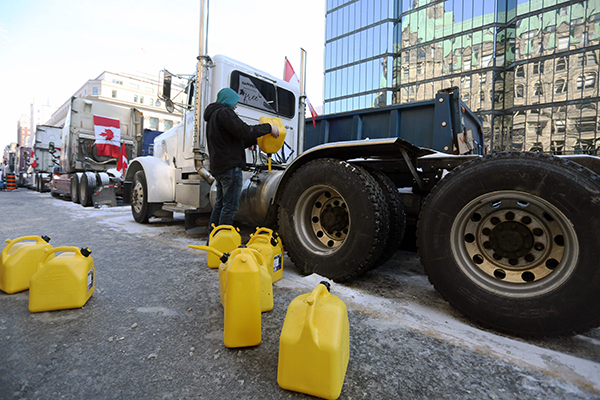 当地时间2022年2月7日，加拿大首都渥太华，参加抗议的加拿大卡车司为车加油。人民视觉  图