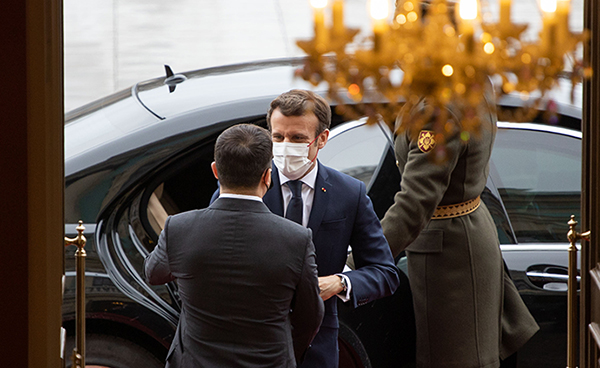 当地时间2月8日，乌克兰基辅，乌克兰总统泽连斯基迎接到访的法国总统马克龙，双方开始会谈。人民视觉  图